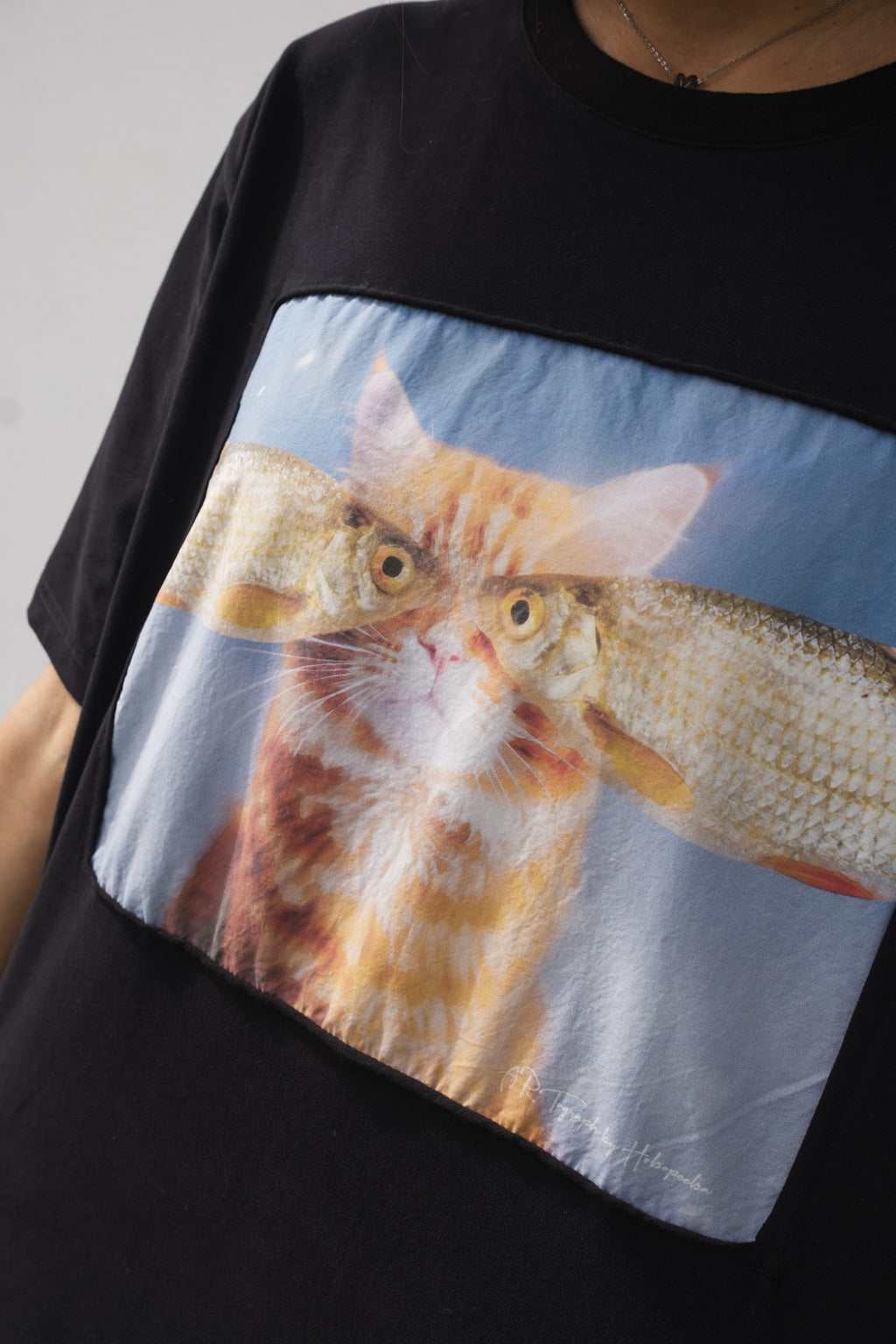 T-shirt met vissenoogmotief en kat